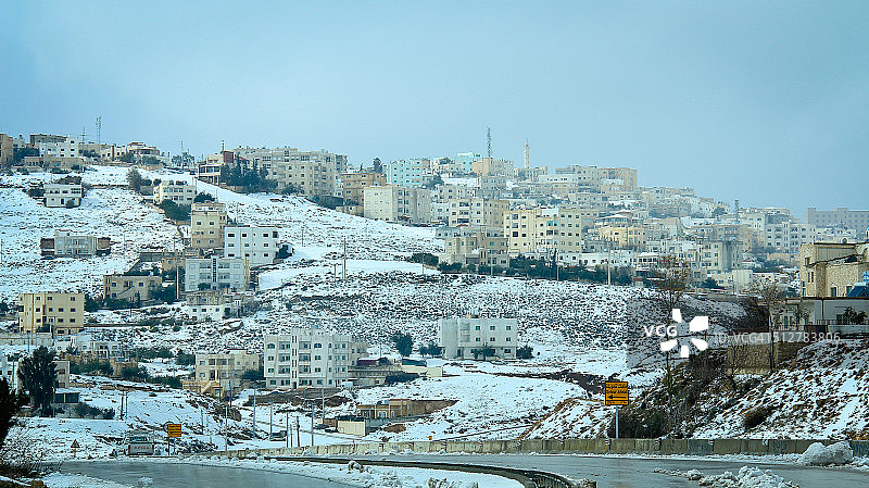 卡拉克镇的雪景全景图片素材