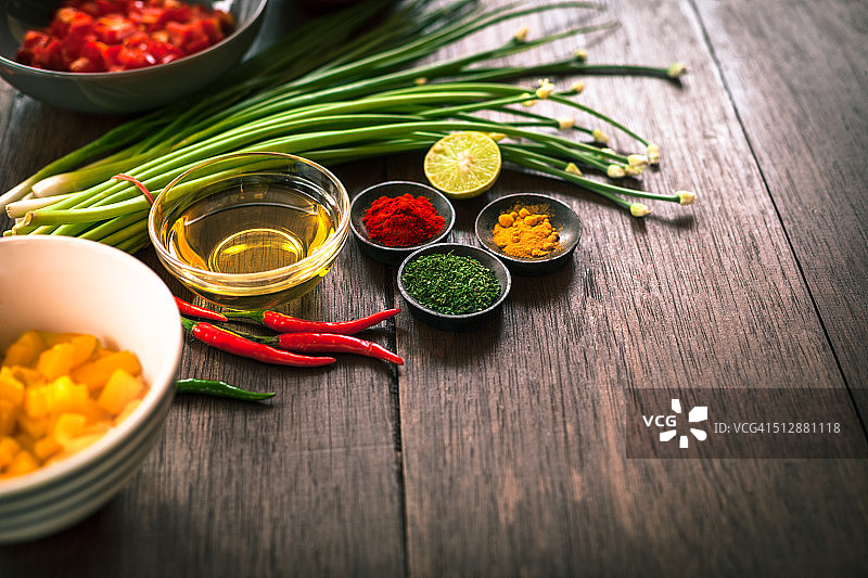 深色木质背景上的各式香料和蔬菜图片素材