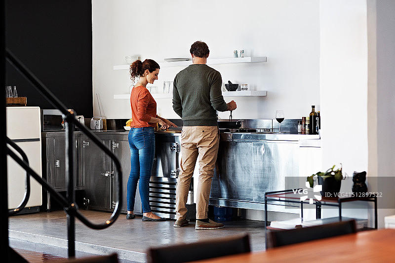 他们喜欢一起烹饪图片素材