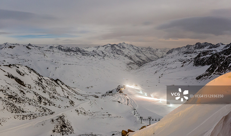 夜晚的雪山阿尔卑斯山图片素材