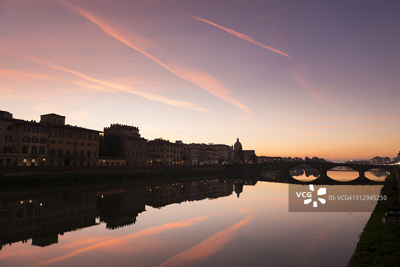 阿诺河沿岸建筑群的日落景色图片素材