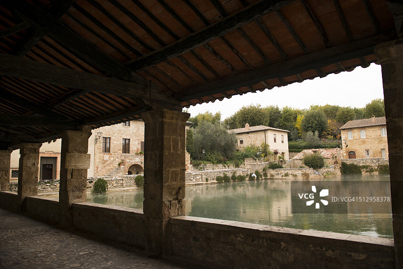 泉水广场的罗马温泉池图片素材