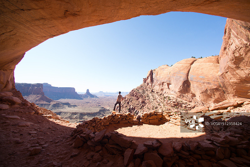 在洞穴里图片素材