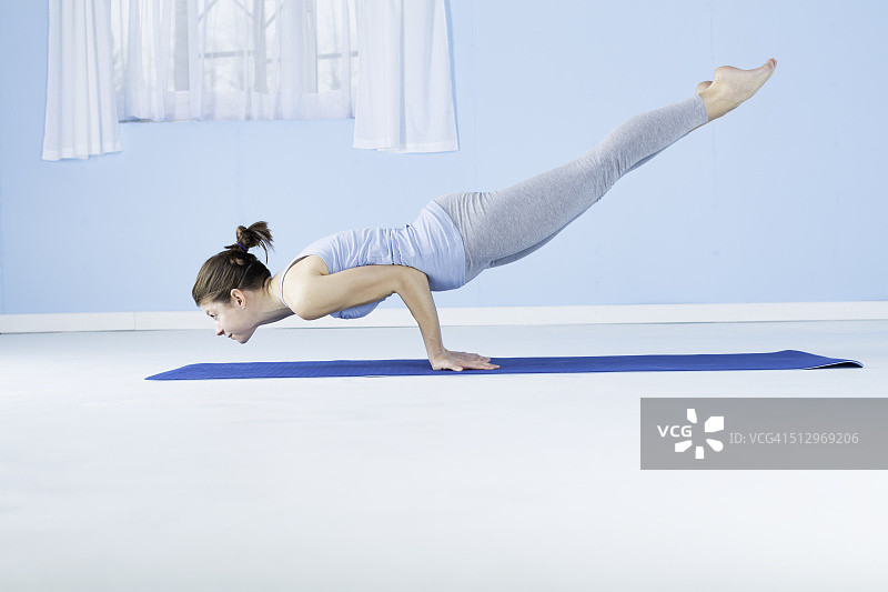 女子练习瑜伽和体操图片素材
