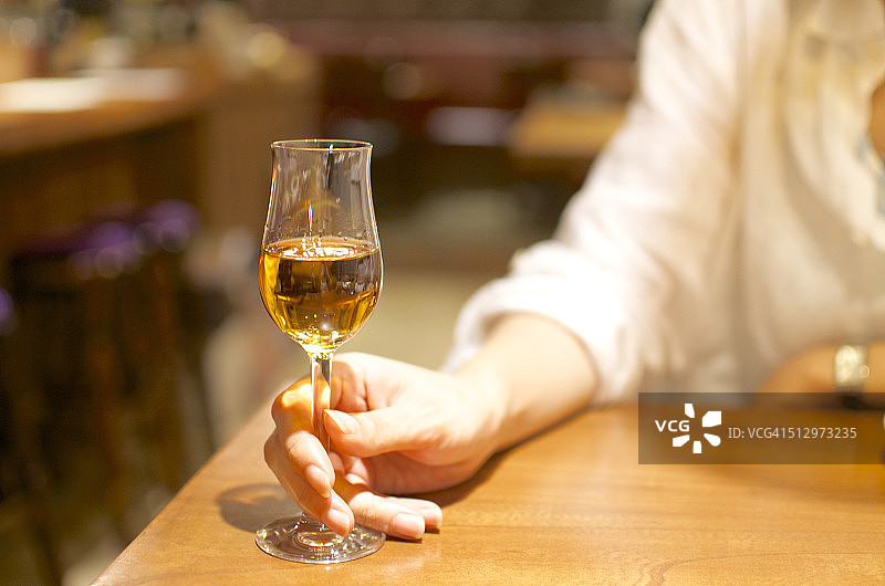 手持雪利酒杯的女人图片素材