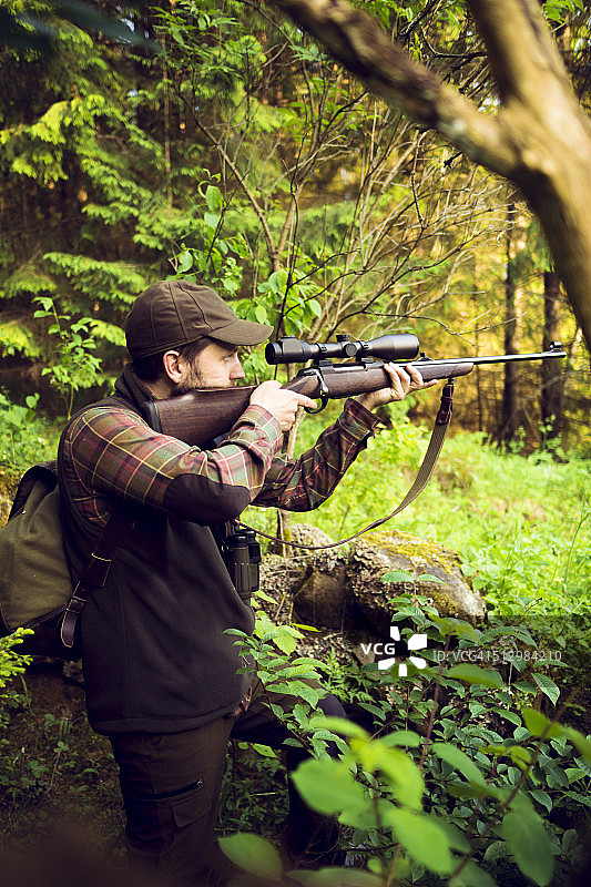 猎人在森林中瞄准猎物图片素材