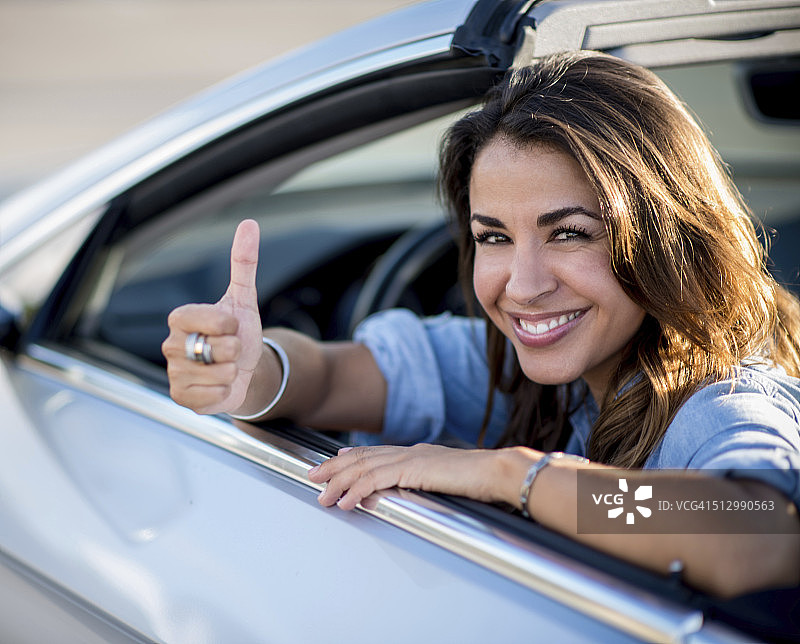 女司机竖起大拇指图片素材