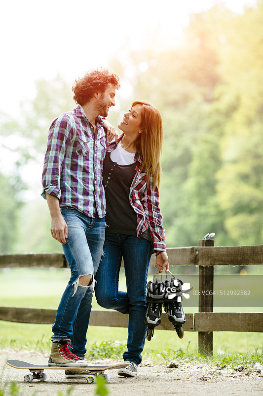 快乐情侣户外滑板和轮滑图片素材