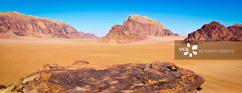 瓦迪拉姆山顶全景，蓝天背景图片素材