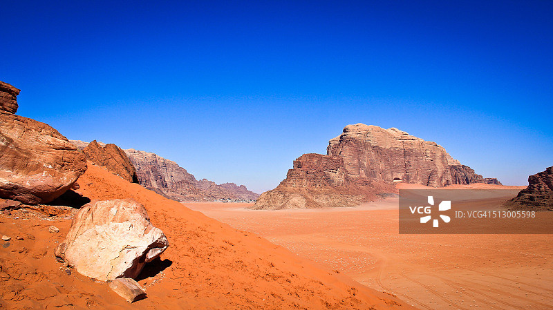 瓦迪拉姆沙漠全景，前景为沙丘图片素材