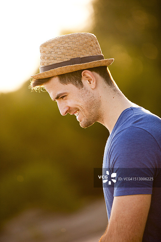 戴着草帽的年轻男子肖像，克罗地亚奥西耶克图片素材