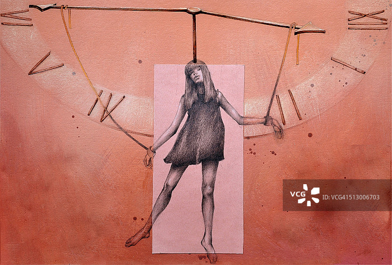 代表更年期悬挂在时钟指针上的女人示意图图片素材