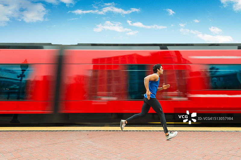 在电车旁奔跑的城市街景图片素材