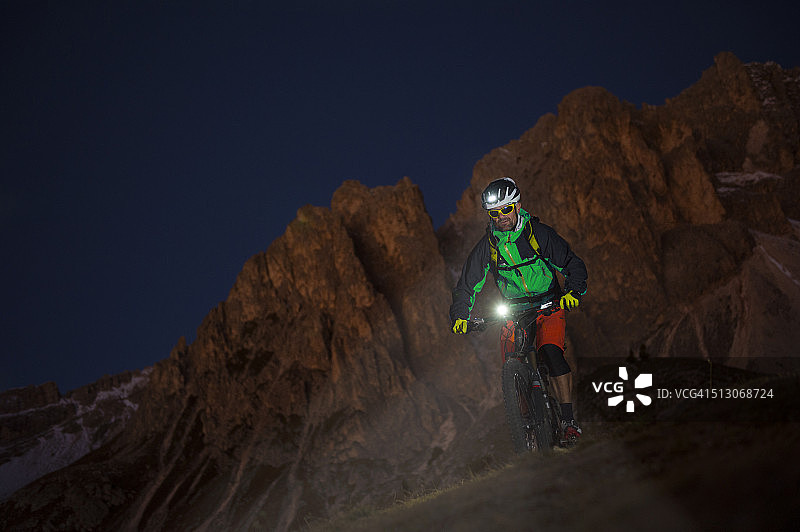 夜间小路上的山地自行车骑行者图片素材