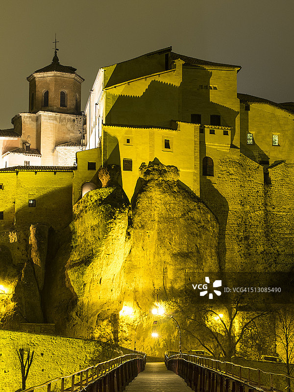 夜幕下灯火通明的悬挂房屋，西班牙卡斯蒂利亚拉曼查昆卡图片素材