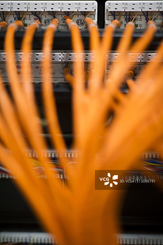 连接到计算机设备的网线图片素材