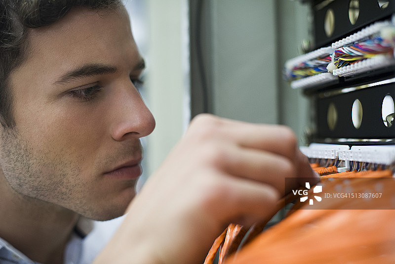 电脑技术员维护网络设备图片素材