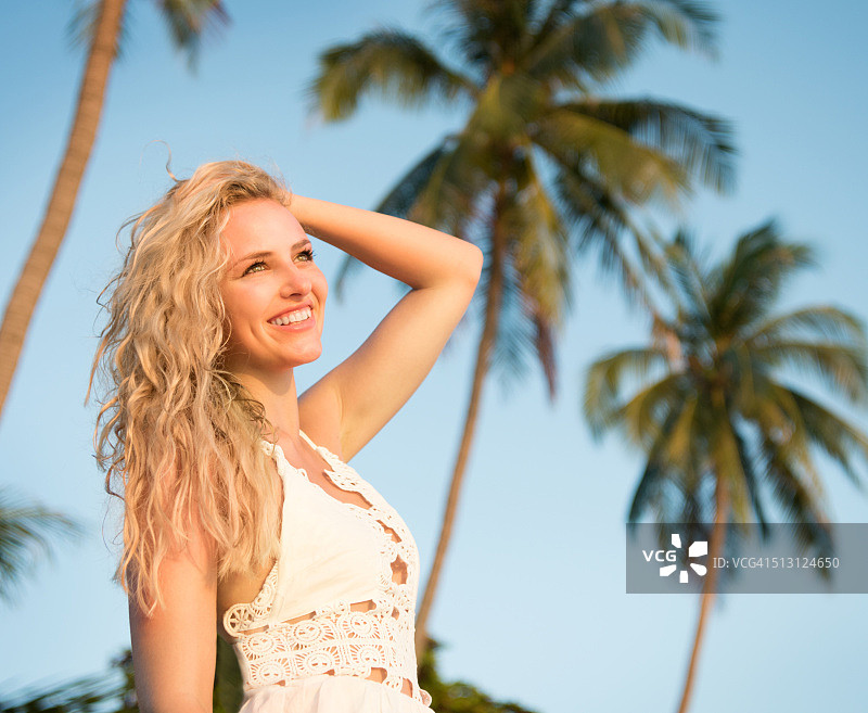 热带海滩上的自然金发美女图片素材