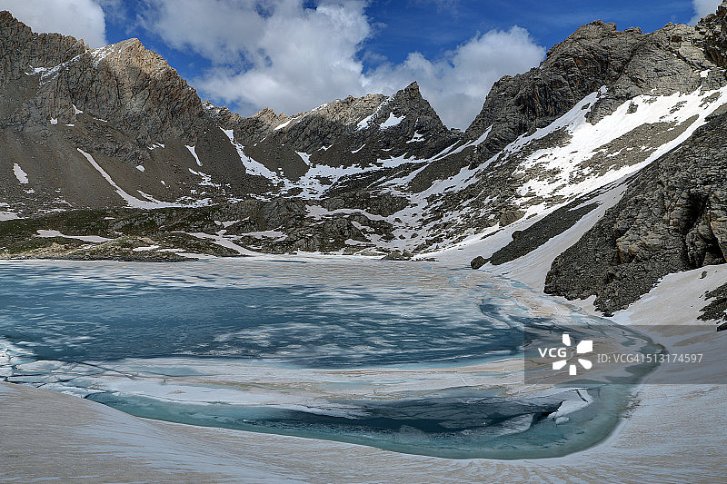 阿尔卑斯山九色湖图片素材