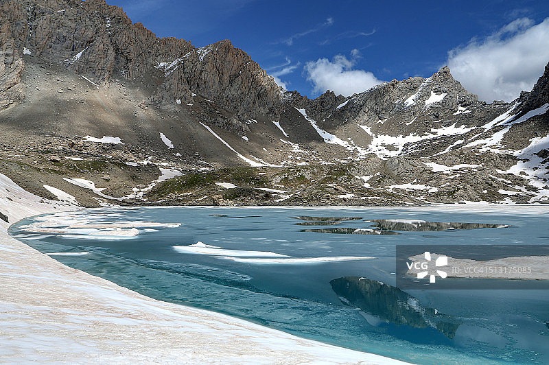 法国阿尔卑斯山的九色湖图片素材