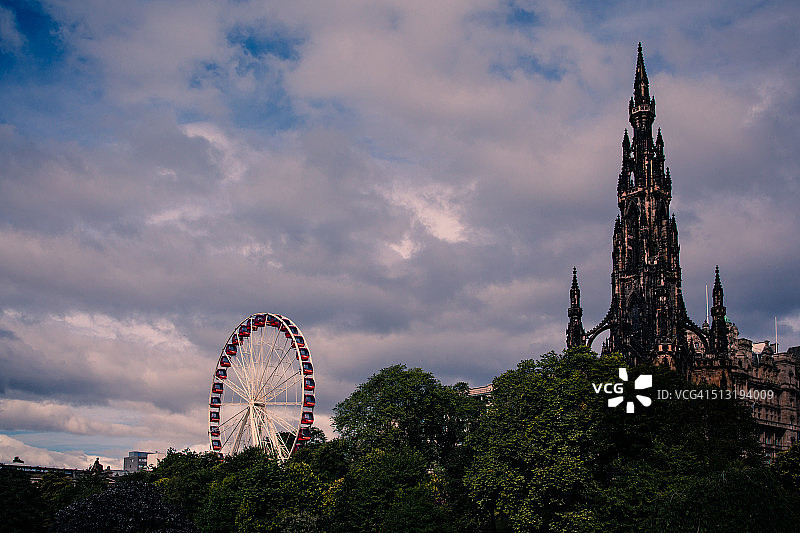 司各特纪念塔和摩天轮图片素材