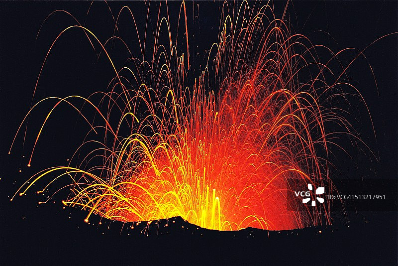 亚苏尔火山的陨石坑内爆炸图片素材