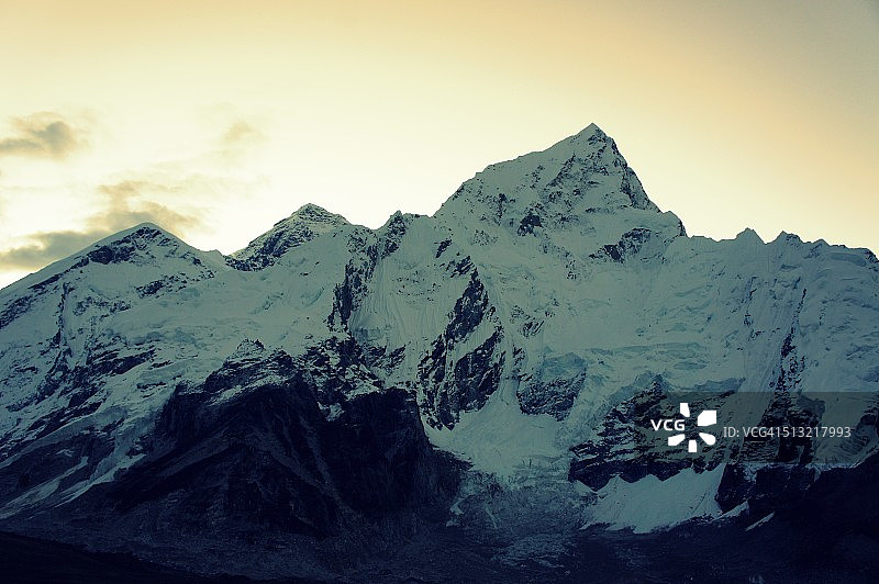 珠穆朗玛峰和努子峰的喜马拉雅山峰图片素材