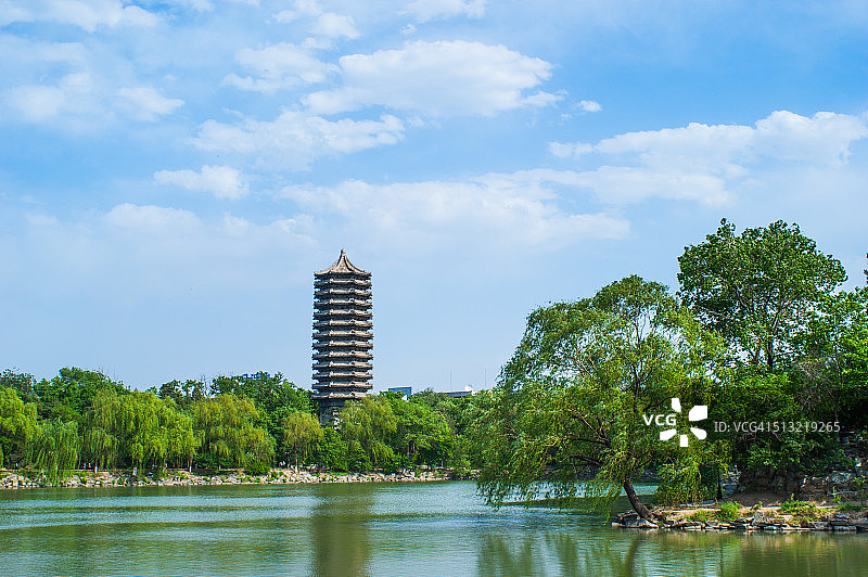 北京大学未名湖与博雅塔图片素材