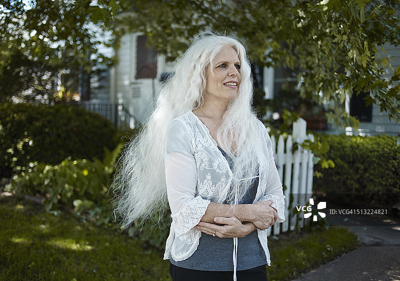 户外站立的白发年长女性图片素材