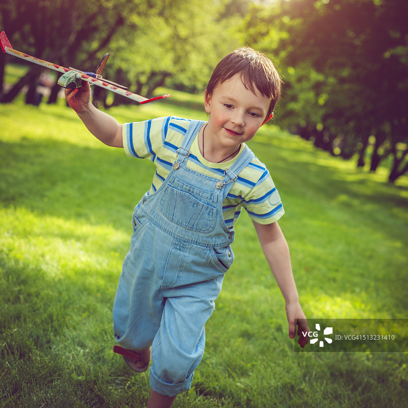 玩飞机的男孩图片素材