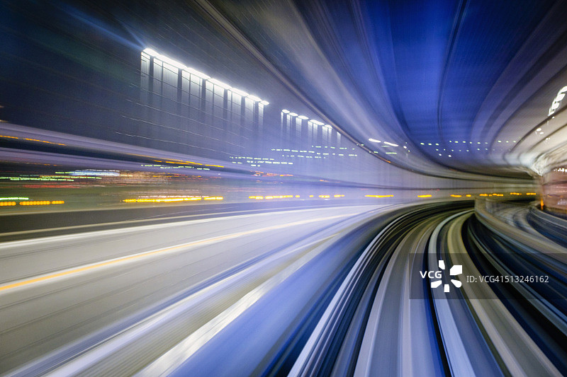 日本东京火车旁的高速公路图片素材