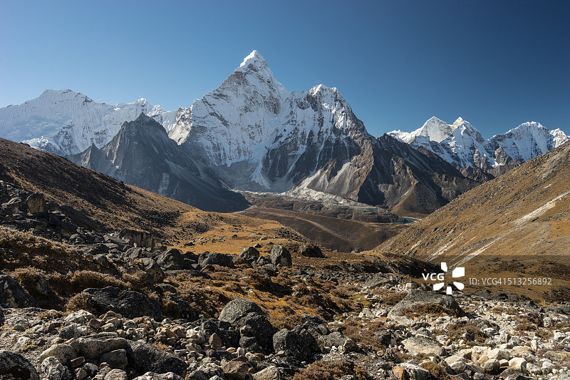 从孔马拉山口看阿玛达布拉姆山峰，珠穆朗玛峰地区图片素材