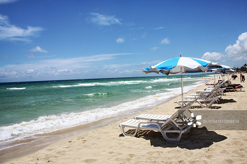 古巴特罗皮科科海滩上的帆布床图片素材