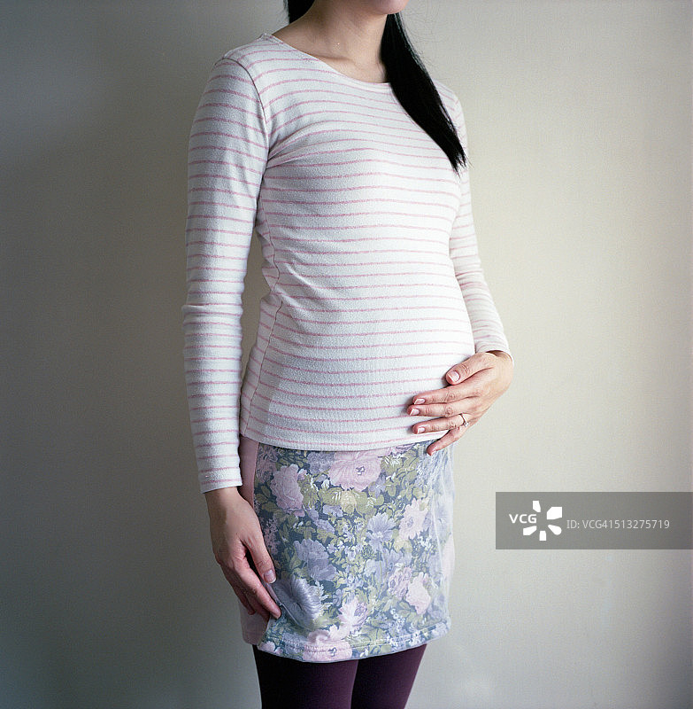 准妈妈抚摸肚子图片素材