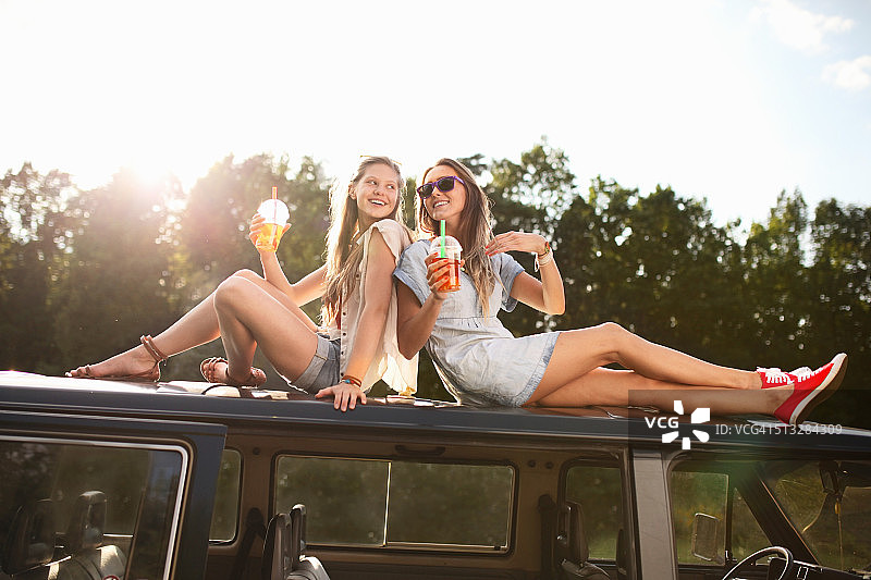 两个女孩一起喝奶茶图片素材