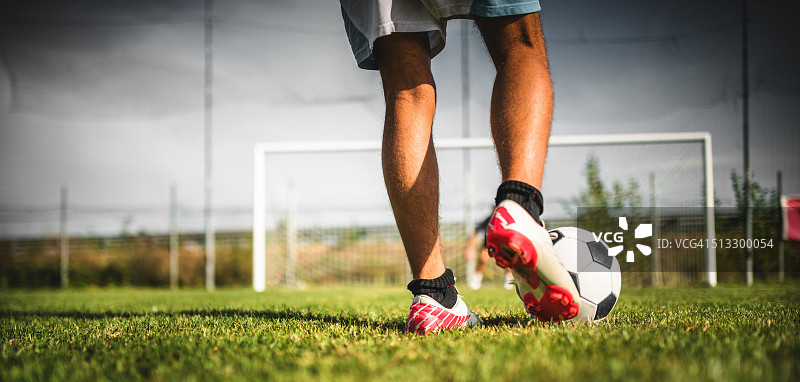 足球运动员准备点球图片素材