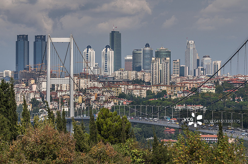博斯普鲁斯海峡大桥和伊斯坦布尔天际线图片素材