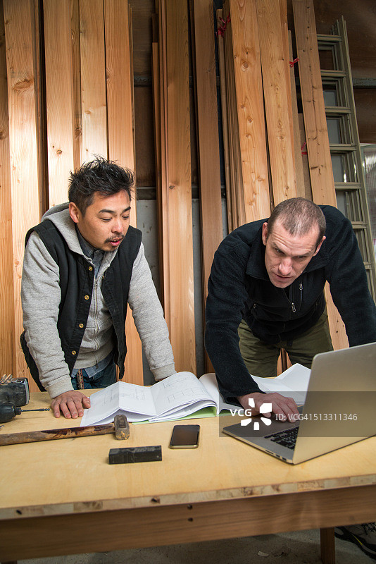 两名工人在电脑上讨论事情图片素材