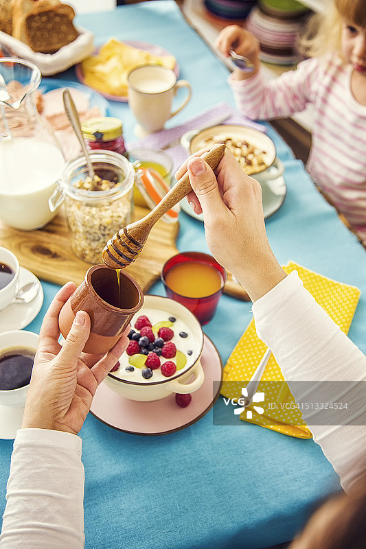 餐桌上供应的传统欧式早餐图片素材