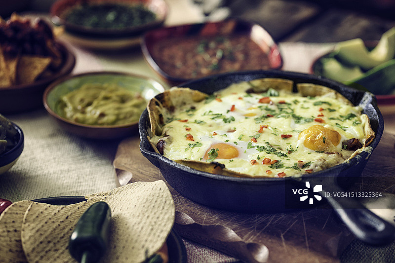 墨西哥鸡蛋玉米片配莎莎酱和墨西哥辣椒图片素材