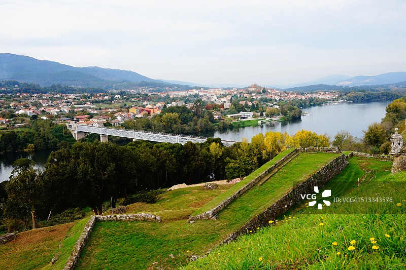 从葡萄牙瓦伦萨堡垒看到的西班牙图伊的彩色景色图片素材