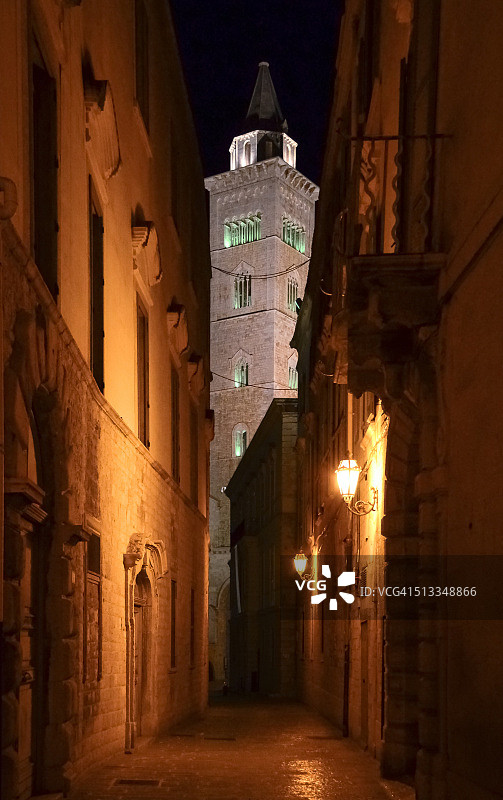 夜晚灯光下的特拉尼大教堂钟楼，意大利普利亚图片素材