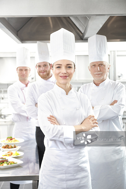 微笑的厨师看着镜头图片素材