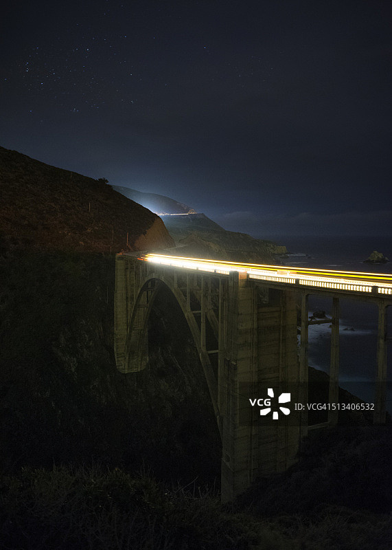 小桥和环绕山丘的交通道路图片素材