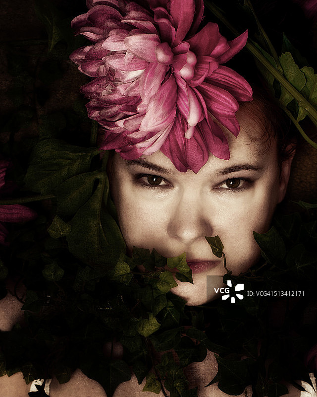 头戴粉色大花的女人图片素材