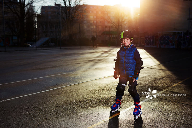 玩轮滑的孩子图片素材