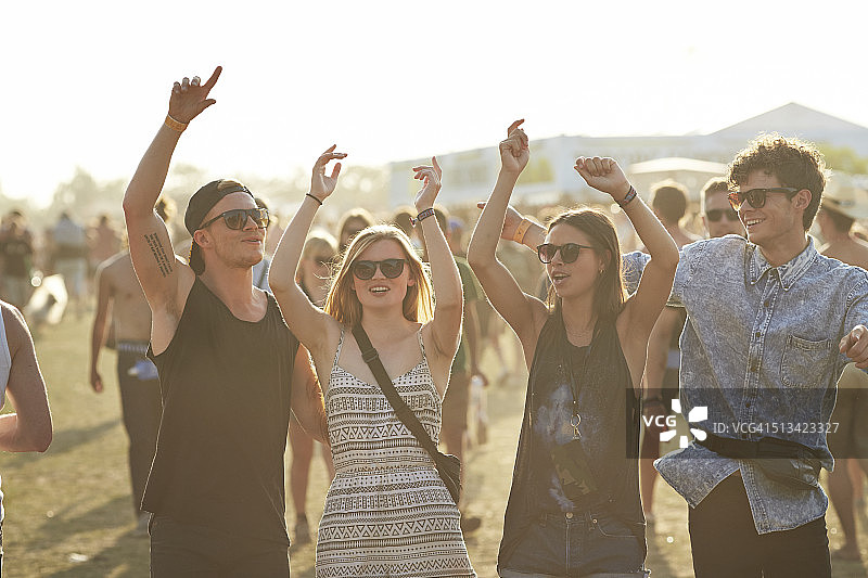 朋友们在节日里一起跳舞图片素材