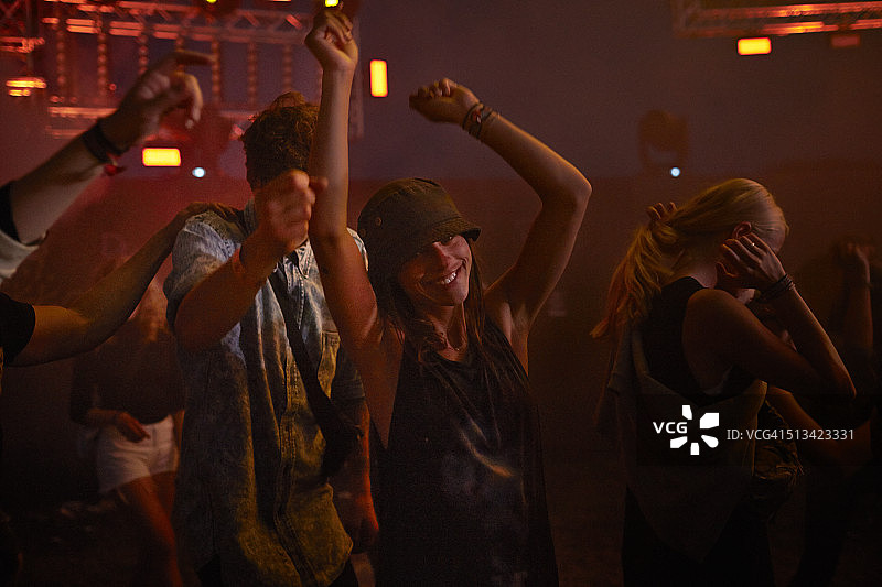 朋友们在夜晚的音乐会上跳舞图片素材