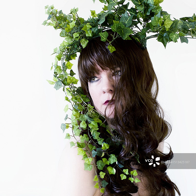 头顶常春藤植物的女人图片素材