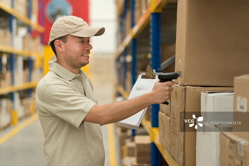 在仓库扫描产品的男人图片素材